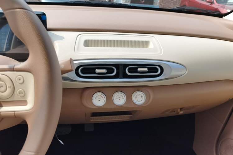 Used Wuling Hongguang MINIEV 2025 Four-Door Version Advanced Edition Audio And AC Panel