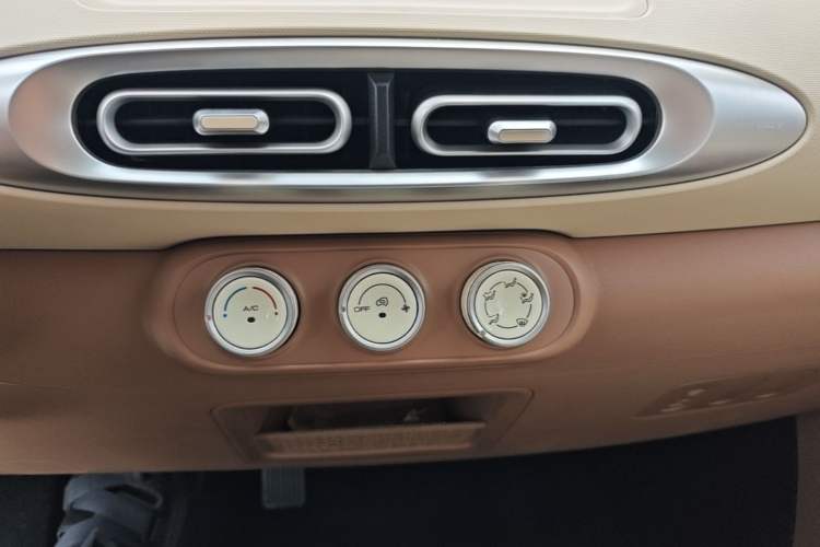 Used Wuling Hongguang MINIEV 2025 Four-Door Version Advanced Edition Audio And AC Panel