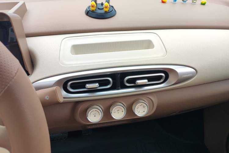 Used Wuling Hongguang MINIEV 2025 Four-Door Version Advanced Edition Audio And AC Panel