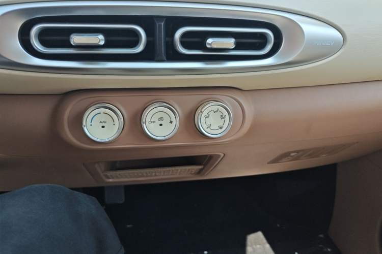 Used Wuling Hongguang MINIEV 2025 Four-Door Version Advanced Edition Audio And AC Panel