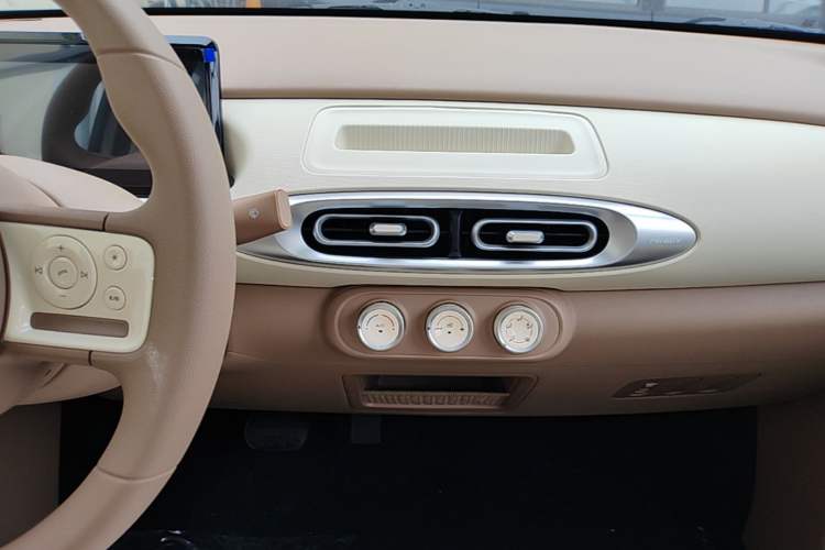 Used Wuling Hongguang MINIEV 2025 Four-Door Version Advanced Edition Audio And AC Panel