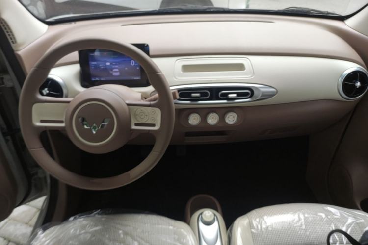 Used Wuling Hongguang MINIEV 2025 Four-Door Version Advanced Edition Center Console