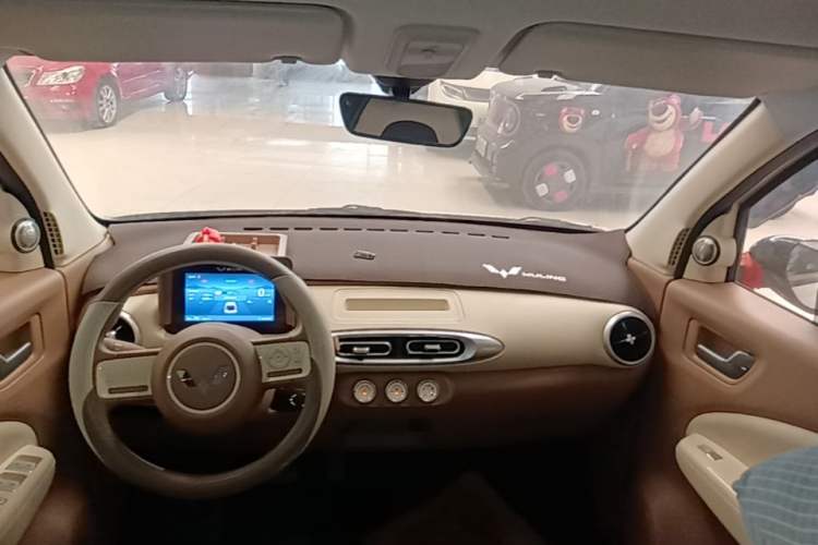 Used Wuling Hongguang MINIEV 2025 Four-Door Version Advanced Edition Center Console
