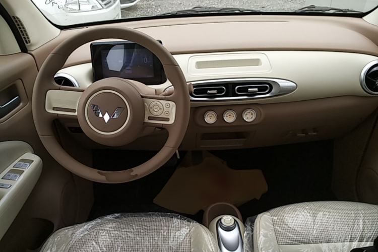 Used Wuling Hongguang MINIEV 2025 Four-Door Version Advanced Edition Center Console