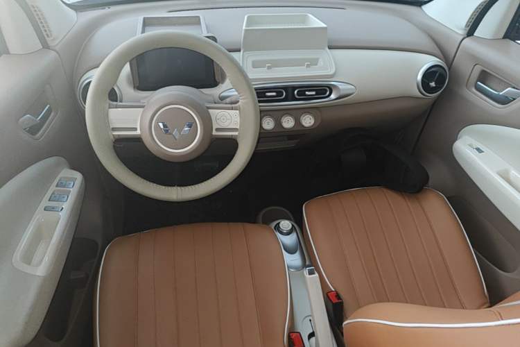 Used Wuling Hongguang MINIEV 2025 Four-Door Version Advanced Edition Center Console