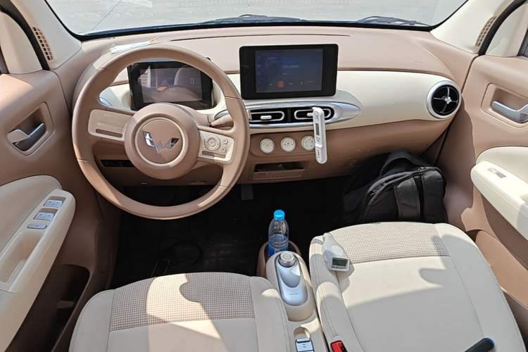 Used Wuling Hongguang MINIEV 2025 Four-Door Version Premium Edition Center Console