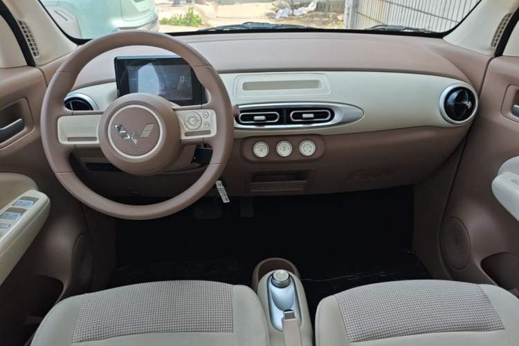 Used Wuling Hongguang MINIEV 2025 Four-Door Version Advanced Edition Center Console