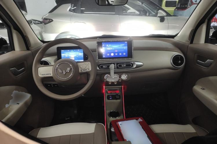 Used Wuling Hongguang MINIEV 2025 Four-Door Version Zhenxiang+ Edition Center Console