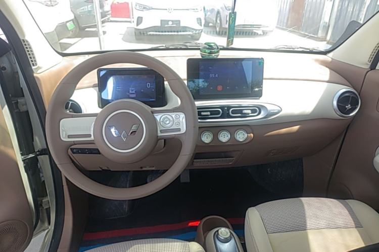 Used Wuling Hongguang MINIEV 2025 Four-Door Version Zhenxiang+ Edition Center Console