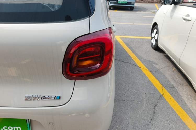 Used Wuling Hongguang MINIEV 2025 Four-Door Version Advanced Edition Exterior 3