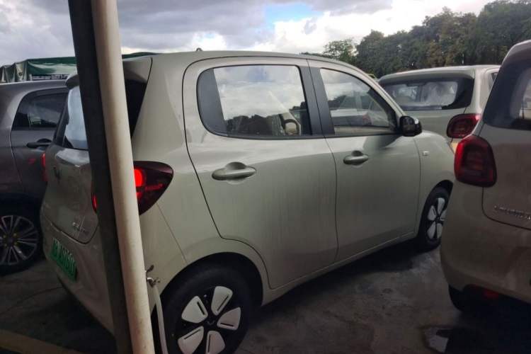 Used Wuling Hongguang MINIEV 2025 Four-Door Version Advanced Edition Exterior 3