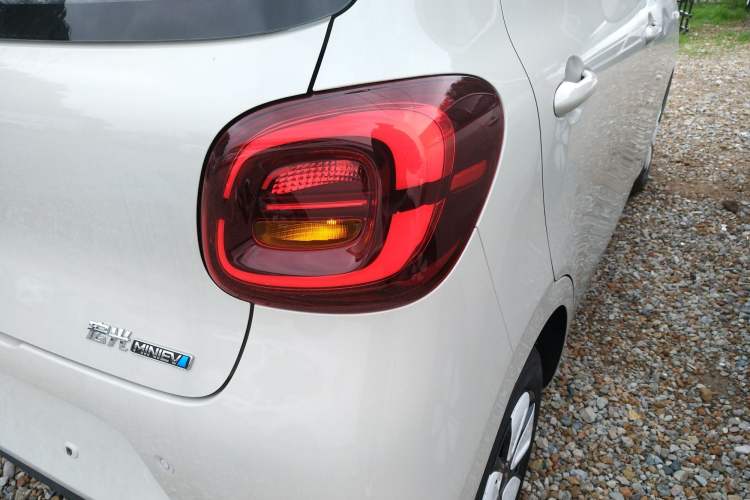 Used Wuling Hongguang MINIEV 2025 Four-Door Version Advanced Edition Exterior 6