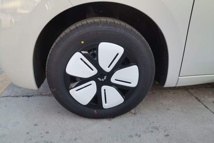 Used Wuling Hongguang MINIEV 2025 Four-Door Version Advanced Edition Exterior 7
