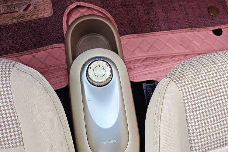 Used Wuling Hongguang MINIEV 2025 Four-Door Version Advanced Edition Gear Lever