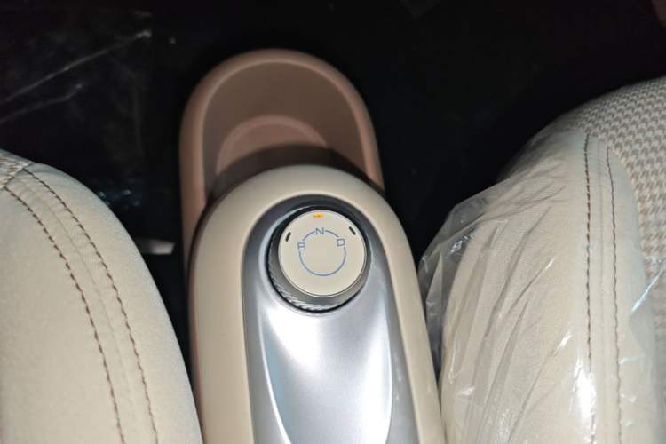 Used Wuling Hongguang MINIEV 2025 Four-Door Version Advanced Edition Gear Lever
