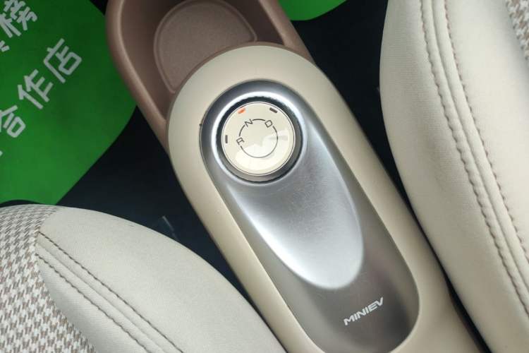 Used Wuling Hongguang MINIEV 2025 Four-Door Version Advanced Edition Gear Lever