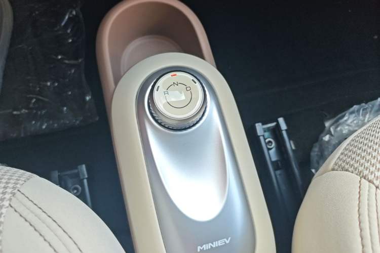 Used Wuling Hongguang MINIEV 2025 Four-Door Version Advanced Edition Gear Lever