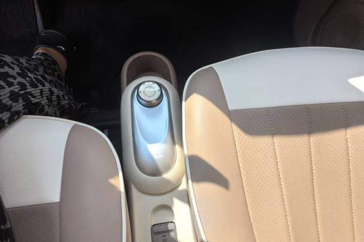 Used Wuling Hongguang MINIEV 2025 Four-Door Version Premium Edition Gear Lever