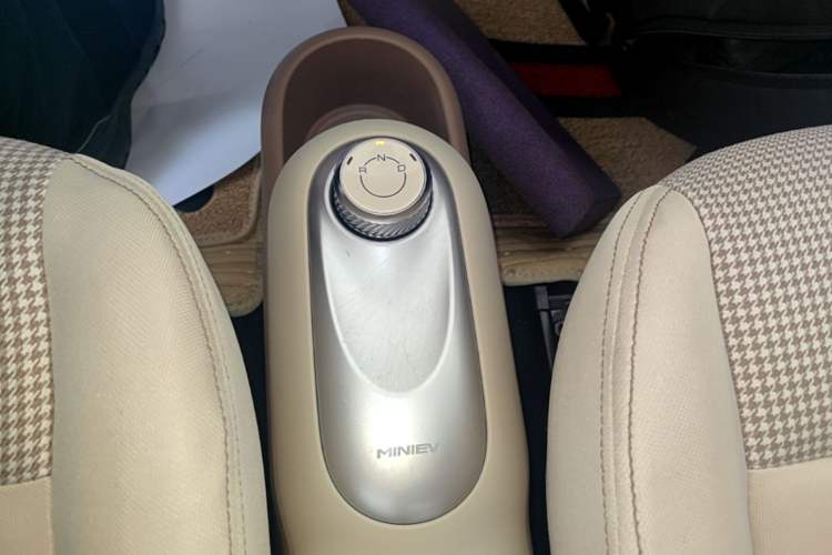 Used Wuling Hongguang MINIEV 2025 Four-Door Version Advanced Edition Gear Lever