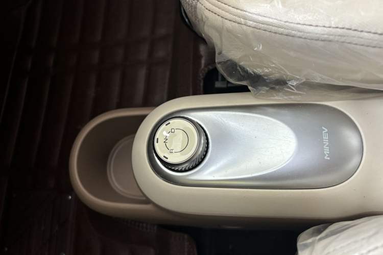 Used Wuling Hongguang MINIEV 2025 Four-Door Version Advanced Edition Gear Lever