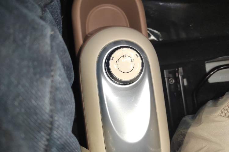 Used Wuling Hongguang MINIEV 2025 Four-Door Version Advanced Edition Gear Lever