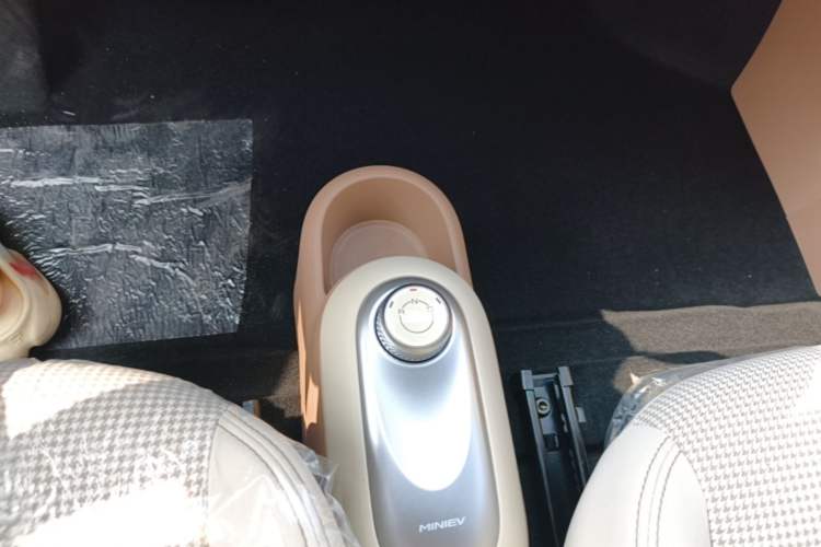 Used Wuling Hongguang MINIEV 2025 Four-Door Version Advanced Edition Gear Lever
