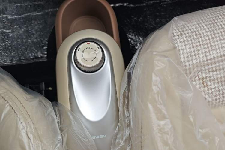 Used Wuling Hongguang MINIEV 2025 Four-Door Version Advanced Edition Gear Lever