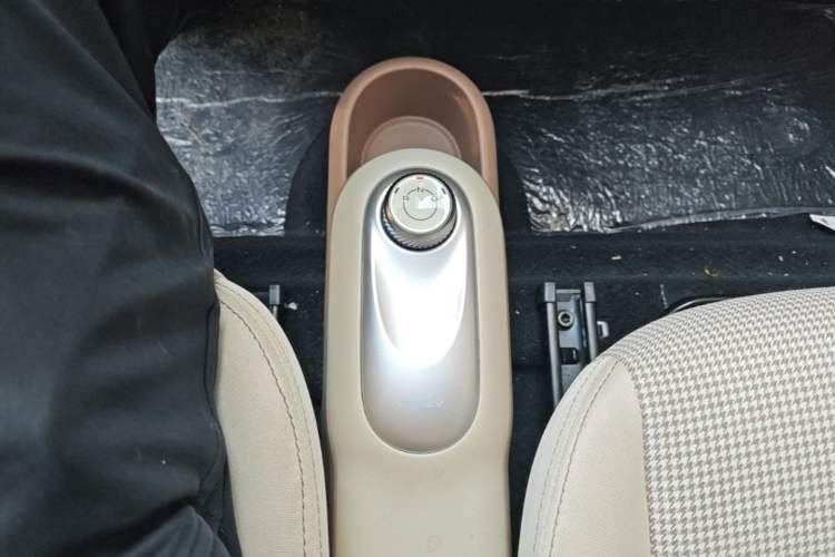 Used Wuling Hongguang MINIEV 2025 Four-Door Version Advanced Edition Gear Lever