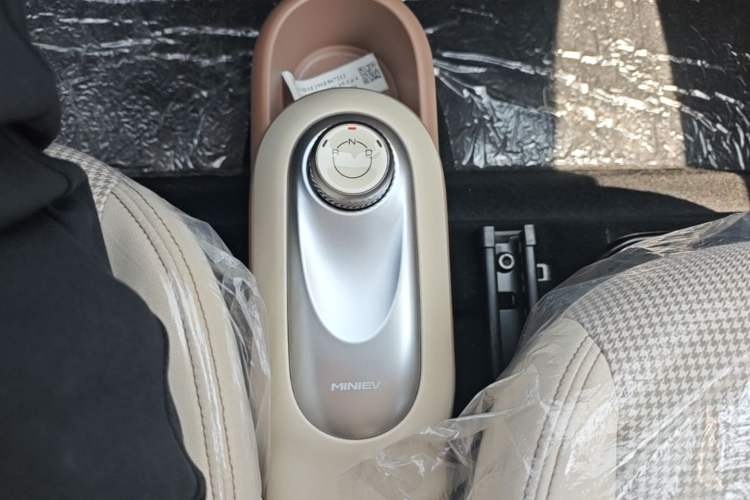 Used Wuling Hongguang MINIEV 2025 Four-Door Version Advanced Edition Gear Lever