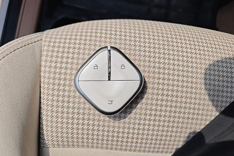 Used Wuling Hongguang MINIEV 2025 Four-Door Version Premium Edition Interior 1