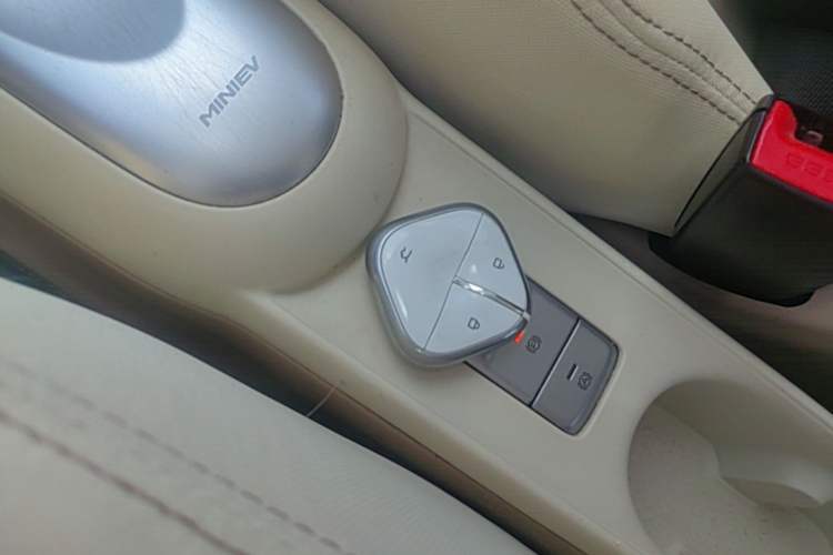 Used Wuling Hongguang MINIEV 2025 Four-Door Version Zhenxiang+ Edition Interior 1