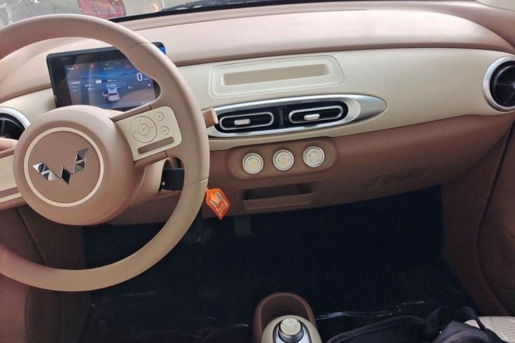Used Wuling Hongguang MINIEV 2025 Four-Door Version Advanced Edition Interior 1