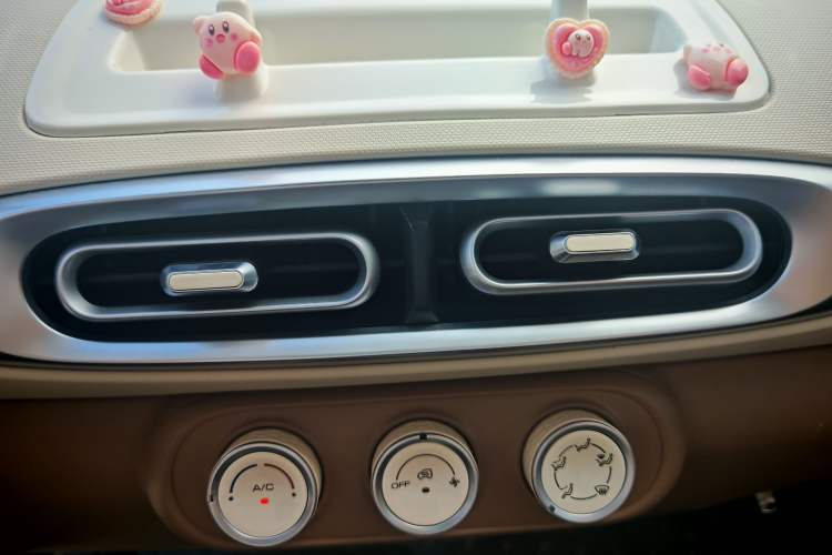 Used Wuling Hongguang MINIEV 2025 Four-Door Version Advanced Edition Interior 3