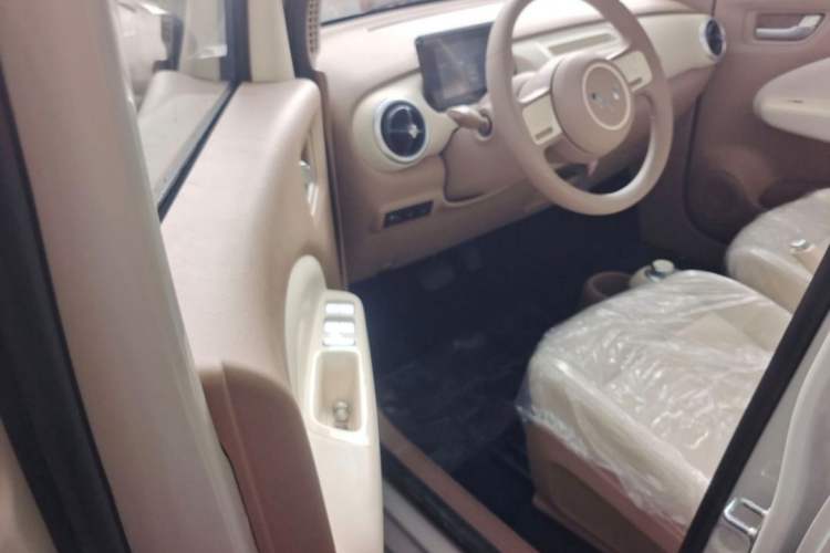 Used Wuling Hongguang MINIEV 2025 Four-Door Version Advanced Edition Interior 4