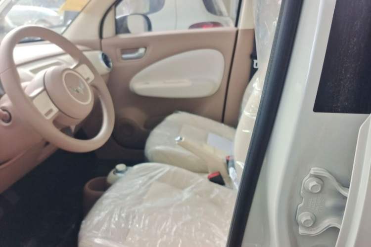 Used Wuling Hongguang MINIEV 2025 Four-Door Version Advanced Edition Interior 5