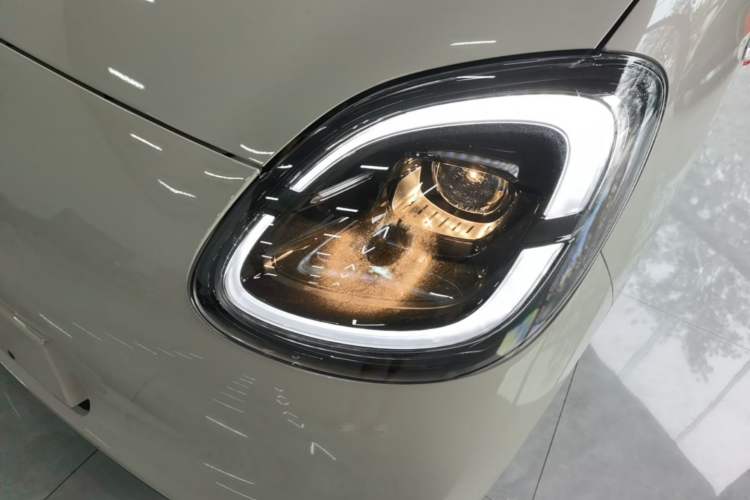 Used Wuling Hongguang MINIEV 2025 Four-Door Version Advanced Edition Left Front Headlight