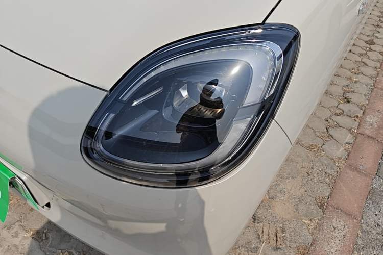 Used Wuling Hongguang MINIEV 2025 Four-Door Version Premium Edition Left Front Headlight