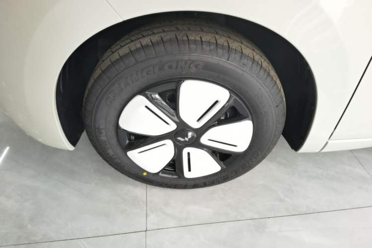 Used Wuling Hongguang MINIEV 2025 Four-Door Version Advanced Edition Left Front Wheel Hub