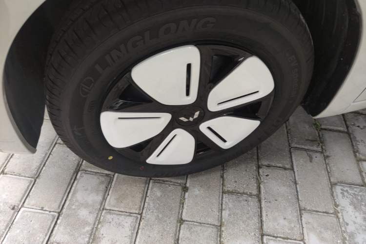 Used Wuling Hongguang MINIEV 2025 Four-Door Version Advanced Edition Left Front Wheel Hub