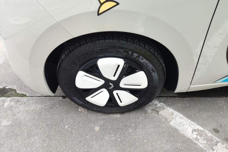 Used Wuling Hongguang MINIEV 2025 Four-Door Version Zhenxiang+ Edition Left Front Wheel Hub