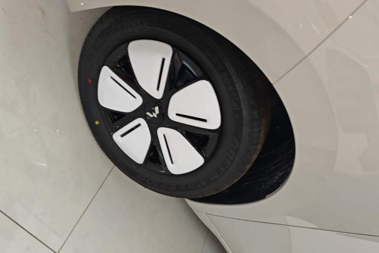 Used Wuling Hongguang MINIEV 2025 Four-Door Version Advanced Edition Left Front Wheel Hub