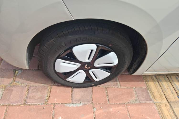 Used Wuling Hongguang MINIEV 2025 Four-Door Version Advanced Edition Left Front Wheel Hub