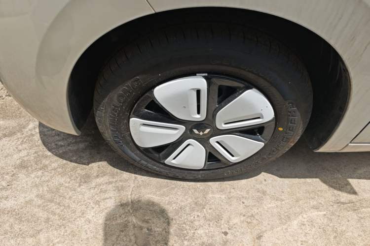 Used Wuling Hongguang MINIEV 2025 Four-Door Version Advanced Edition Left Front Wheel Hub