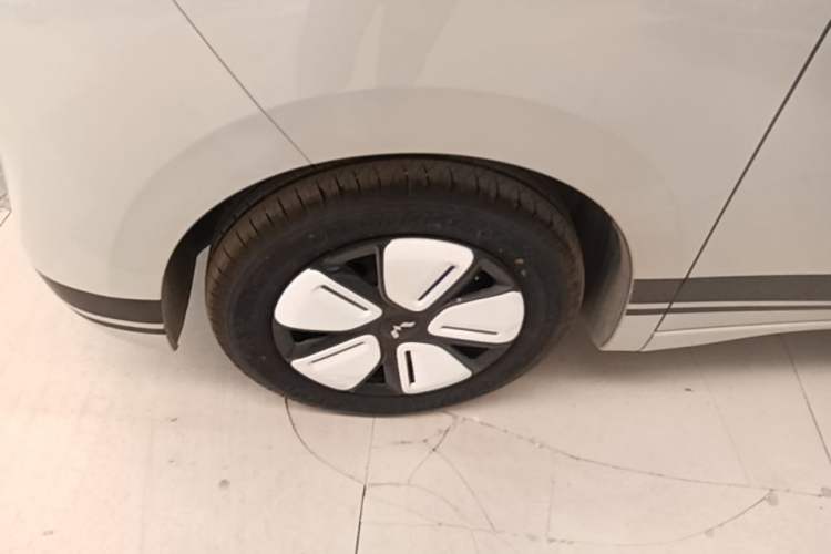Used Wuling Hongguang MINIEV 2025 Four-Door Version Advanced Edition Left Front Wheel Hub