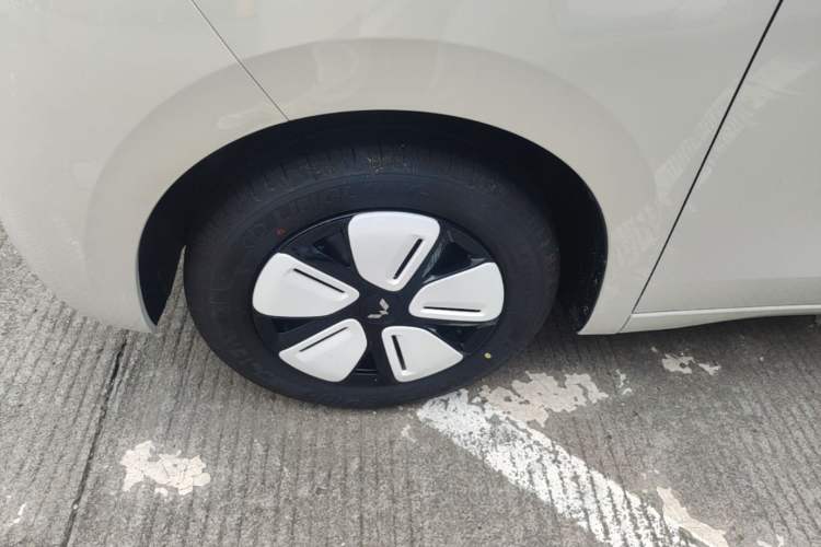 Used Wuling Hongguang MINIEV 2025 Four-Door Version Advanced Edition Left Front Wheel Hub