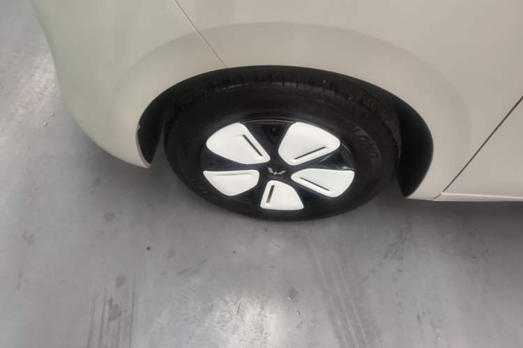 Used Wuling Hongguang MINIEV 2025 Four-Door Version Advanced Edition Left Front Wheel Hub