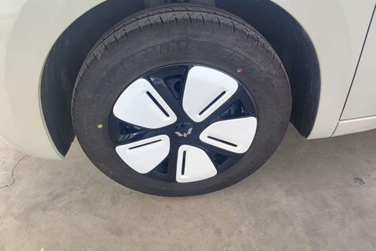 Used Wuling Hongguang MINIEV 2025 Four-Door Version Advanced Edition Left Front Wheel Hub