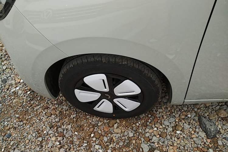 Used Wuling Hongguang MINIEV 2025 Four-Door Version Advanced Edition Left Front Wheel Hub
