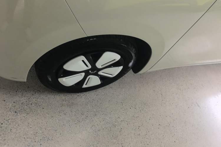 Used Wuling Hongguang MINIEV 2025 Four-Door Version Zhenxiang+ Edition Left Front Wheel Hub
