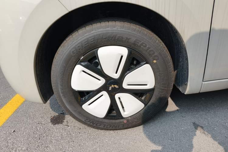 Used Wuling Hongguang MINIEV 2025 Four-Door Version Advanced Edition Left Front Wheel Hub
